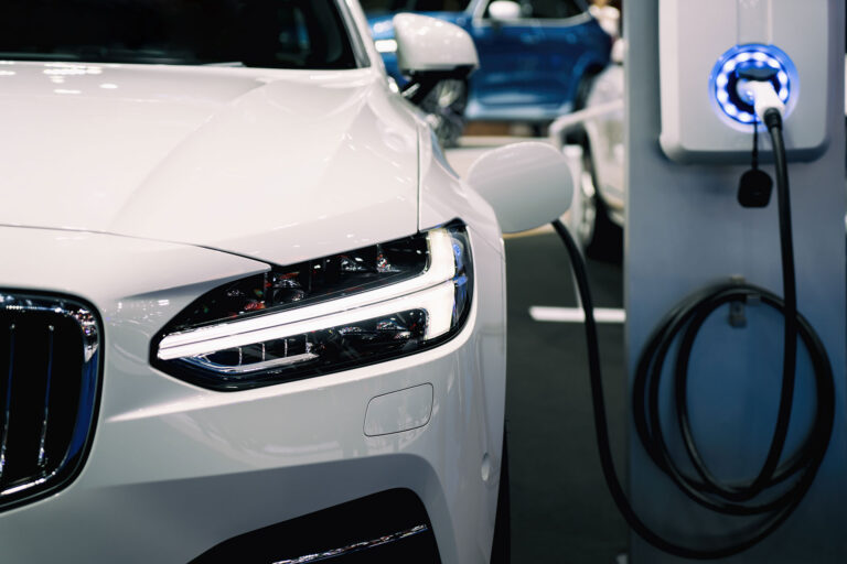 ¿Qué pasa con las ayudas del coche eléctrico de 10.000 euros solicitadas tras la DANA?