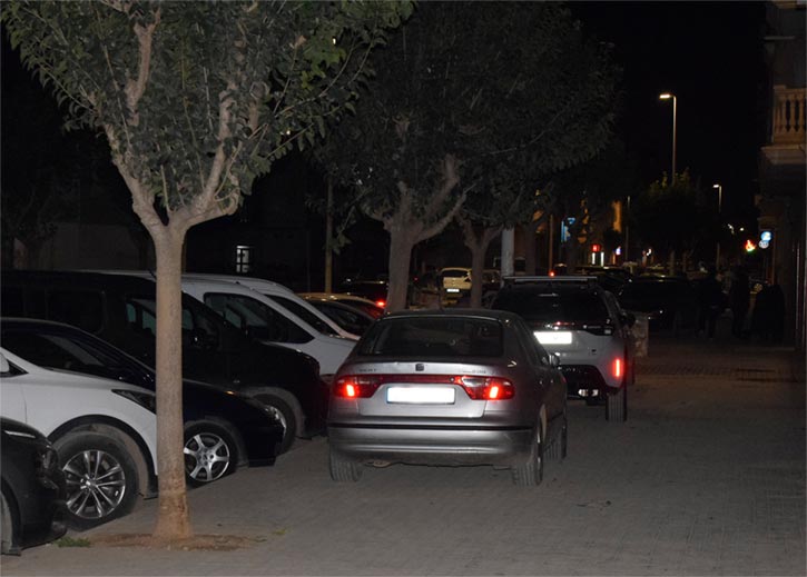 Coches aparcados en la acera por falta de estacionamiento