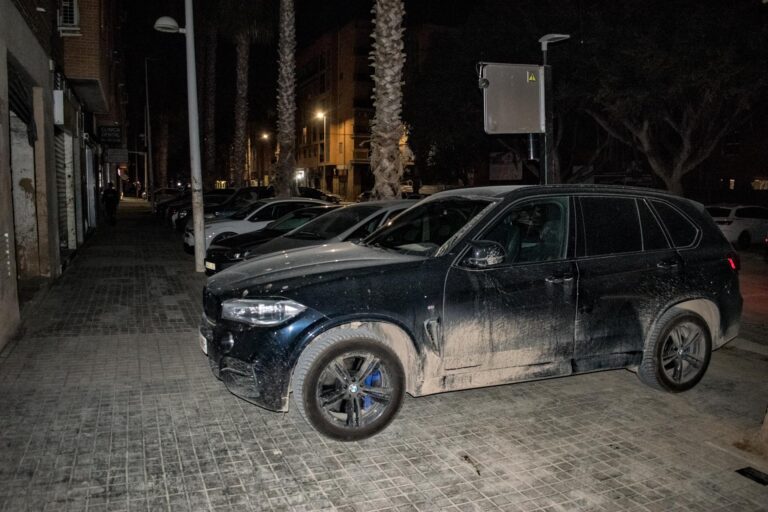 Coche aparcado encima de la acera